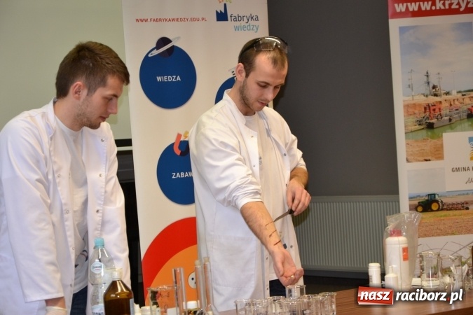 Zdjęcie w galerii na portalu naszraciborz.pl: Ciało stałe, ciecz czy gaz? Zajęcia na Krzyżanowickim Uniwersytecie Dziecięcym  wiadomości z regionu