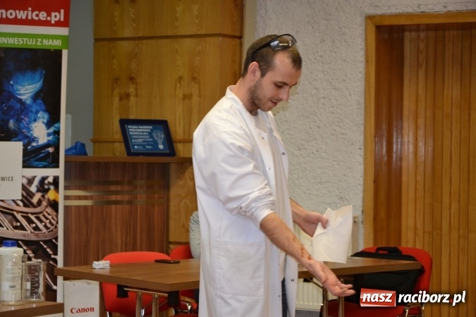 Zdjęcie w galerii na portalu naszraciborz.pl: Ciało stałe, ciecz czy gaz? Zajęcia na Krzyżanowickim Uniwersytecie Dziecięcym  wiadomości z regionu