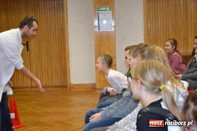 Zdjęcie w galerii na portalu naszraciborz.pl: Ciało stałe, ciecz czy gaz? Zajęcia na Krzyżanowickim Uniwersytecie Dziecięcym  wiadomości z regionu