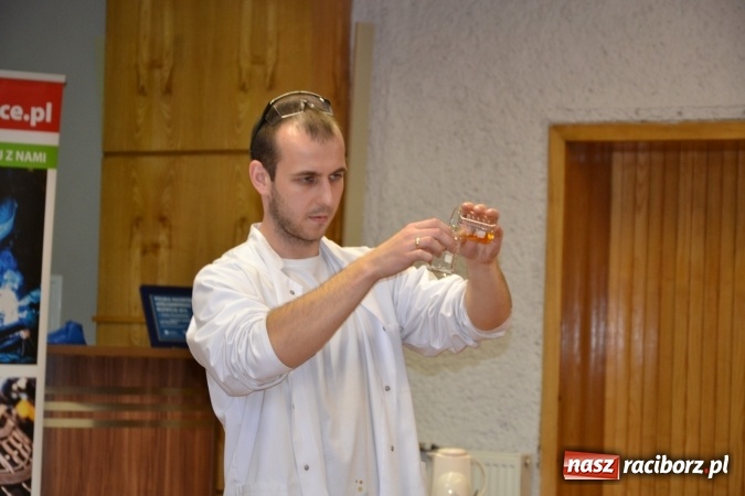 Zdjęcie w galerii na portalu naszraciborz.pl: Ciało stałe, ciecz czy gaz? Zajęcia na Krzyżanowickim Uniwersytecie Dziecięcym  wiadomości z regionu