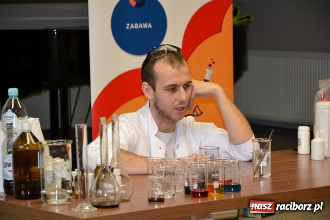 Zdjęcie w galerii na portalu naszraciborz.pl: Ciało stałe, ciecz czy gaz? Zajęcia na Krzyżanowickim Uniwersytecie Dziecięcym  wiadomości z regionu