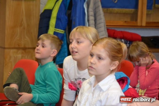 Zdjęcie w galerii na portalu naszraciborz.pl: Ciało stałe, ciecz czy gaz? Zajęcia na Krzyżanowickim Uniwersytecie Dziecięcym  wiadomości z regionu