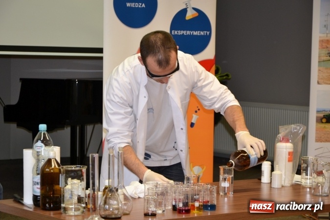 Zdjęcie w galerii na portalu naszraciborz.pl: Ciało stałe, ciecz czy gaz? Zajęcia na Krzyżanowickim Uniwersytecie Dziecięcym  wiadomości z regionu