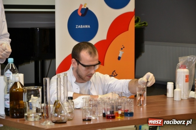 Zdjęcie w galerii na portalu naszraciborz.pl: Ciało stałe, ciecz czy gaz? Zajęcia na Krzyżanowickim Uniwersytecie Dziecięcym  wiadomości z regionu