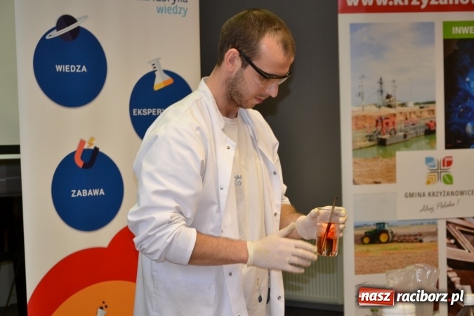 Zdjęcie w galerii na portalu naszraciborz.pl: Ciało stałe, ciecz czy gaz? Zajęcia na Krzyżanowickim Uniwersytecie Dziecięcym  wiadomości z regionu