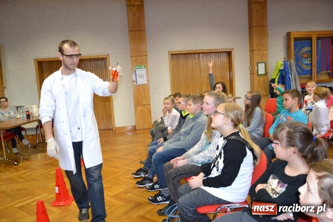 Zdjęcie w galerii na portalu naszraciborz.pl: Ciało stałe, ciecz czy gaz? Zajęcia na Krzyżanowickim Uniwersytecie Dziecięcym  wiadomości z regionu