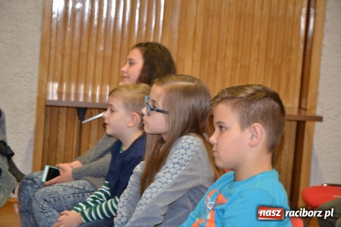 Zdjęcie w galerii na portalu naszraciborz.pl: Ciało stałe, ciecz czy gaz? Zajęcia na Krzyżanowickim Uniwersytecie Dziecięcym  wiadomości z regionu