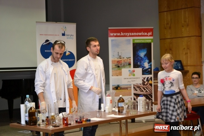 Zdjęcie w galerii na portalu naszraciborz.pl: Ciało stałe, ciecz czy gaz? Zajęcia na Krzyżanowickim Uniwersytecie Dziecięcym  wiadomości z regionu