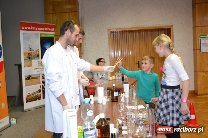 Zdjęcie w galerii na portalu naszraciborz.pl: Ciało stałe, ciecz czy gaz? Zajęcia na Krzyżanowickim Uniwersytecie Dziecięcym  wiadomości z regionu