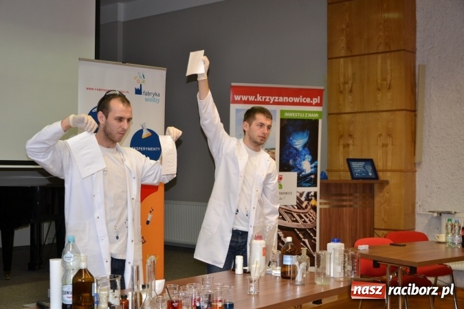 Zdjęcie w galerii na portalu naszraciborz.pl: Ciało stałe, ciecz czy gaz? Zajęcia na Krzyżanowickim Uniwersytecie Dziecięcym  wiadomości z regionu