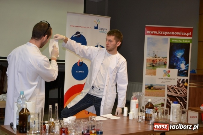 Zdjęcie w galerii na portalu naszraciborz.pl: Ciało stałe, ciecz czy gaz? Zajęcia na Krzyżanowickim Uniwersytecie Dziecięcym  wiadomości z regionu