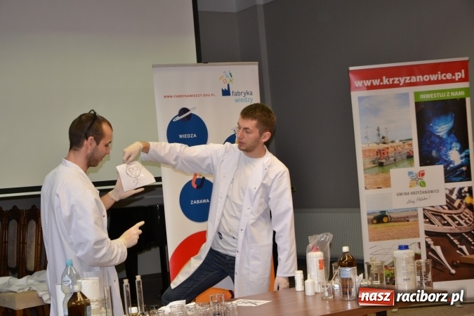 Zdjęcie w galerii na portalu naszraciborz.pl: Ciało stałe, ciecz czy gaz? Zajęcia na Krzyżanowickim Uniwersytecie Dziecięcym  wiadomości z regionu