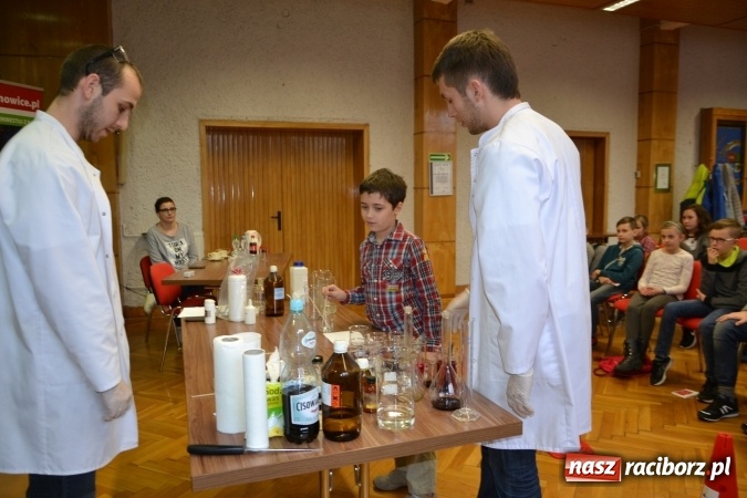 Zdjęcie w galerii na portalu naszraciborz.pl: Ciało stałe, ciecz czy gaz? Zajęcia na Krzyżanowickim Uniwersytecie Dziecięcym  wiadomości z regionu