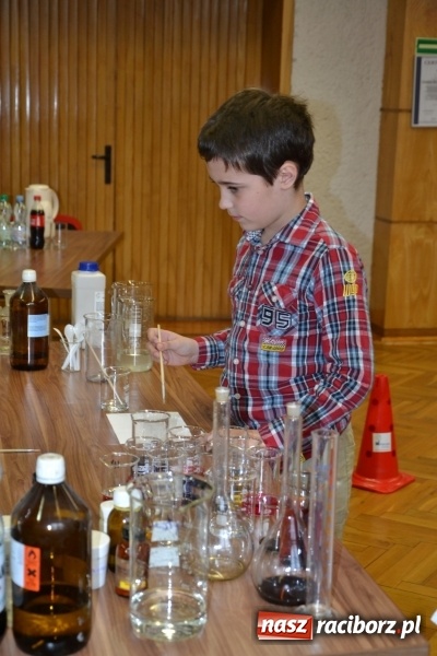 Zdjęcie w galerii na portalu naszraciborz.pl: Ciało stałe, ciecz czy gaz? Zajęcia na Krzyżanowickim Uniwersytecie Dziecięcym  wiadomości z regionu