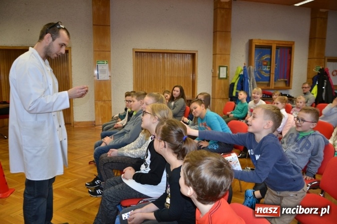 Zdjęcie w galerii na portalu naszraciborz.pl: Ciało stałe, ciecz czy gaz? Zajęcia na Krzyżanowickim Uniwersytecie Dziecięcym  wiadomości z regionu