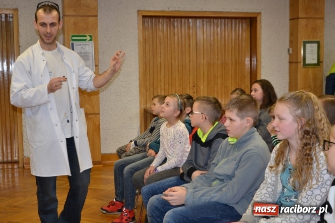 Zdjęcie w galerii na portalu naszraciborz.pl: Ciało stałe, ciecz czy gaz? Zajęcia na Krzyżanowickim Uniwersytecie Dziecięcym  wiadomości z regionu