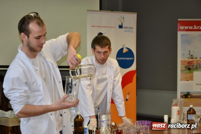 Zdjęcie w galerii na portalu naszraciborz.pl: Ciało stałe, ciecz czy gaz? Zajęcia na Krzyżanowickim Uniwersytecie Dziecięcym  wiadomości z regionu