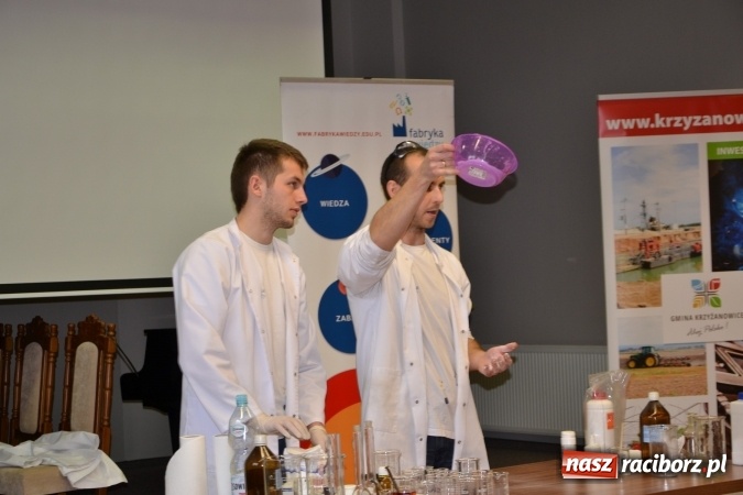 Zdjęcie w galerii na portalu naszraciborz.pl: Ciało stałe, ciecz czy gaz? Zajęcia na Krzyżanowickim Uniwersytecie Dziecięcym  wiadomości z regionu