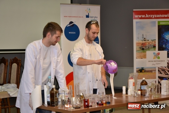 Zdjęcie w galerii na portalu naszraciborz.pl: Ciało stałe, ciecz czy gaz? Zajęcia na Krzyżanowickim Uniwersytecie Dziecięcym  wiadomości z regionu