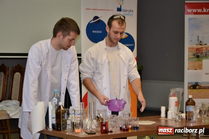 Zdjęcie w galerii na portalu naszraciborz.pl: Ciało stałe, ciecz czy gaz? Zajęcia na Krzyżanowickim Uniwersytecie Dziecięcym  wiadomości z regionu