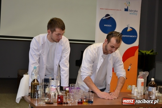 Zdjęcie w galerii na portalu naszraciborz.pl: Ciało stałe, ciecz czy gaz? Zajęcia na Krzyżanowickim Uniwersytecie Dziecięcym  wiadomości z regionu