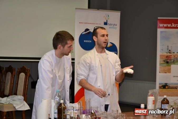 Zdjęcie w galerii na portalu naszraciborz.pl: Ciało stałe, ciecz czy gaz? Zajęcia na Krzyżanowickim Uniwersytecie Dziecięcym  wiadomości z regionu