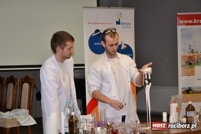 Zdjęcie w galerii na portalu naszraciborz.pl: Ciało stałe, ciecz czy gaz? Zajęcia na Krzyżanowickim Uniwersytecie Dziecięcym  wiadomości z regionu