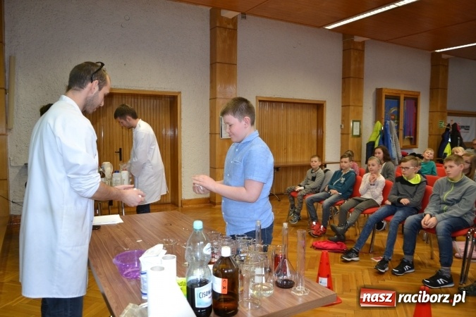 Zdjęcie w galerii na portalu naszraciborz.pl: Ciało stałe, ciecz czy gaz? Zajęcia na Krzyżanowickim Uniwersytecie Dziecięcym  wiadomości z regionu