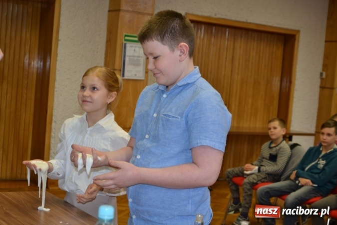 Zdjęcie w galerii na portalu naszraciborz.pl: Ciało stałe, ciecz czy gaz? Zajęcia na Krzyżanowickim Uniwersytecie Dziecięcym  wiadomości z regionu