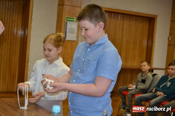 Zdjęcie w galerii na portalu naszraciborz.pl: Ciało stałe, ciecz czy gaz? Zajęcia na Krzyżanowickim Uniwersytecie Dziecięcym  wiadomości z regionu