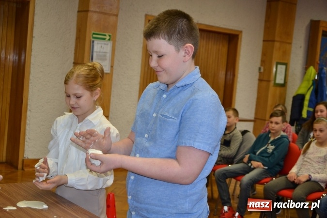 Zdjęcie w galerii na portalu naszraciborz.pl: Ciało stałe, ciecz czy gaz? Zajęcia na Krzyżanowickim Uniwersytecie Dziecięcym  wiadomości z regionu