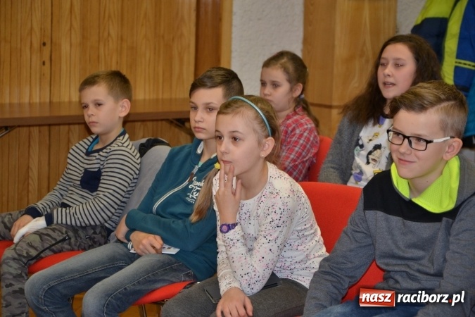 Zdjęcie w galerii na portalu naszraciborz.pl: Ciało stałe, ciecz czy gaz? Zajęcia na Krzyżanowickim Uniwersytecie Dziecięcym  wiadomości z regionu