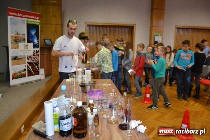 Zdjęcie w galerii na portalu naszraciborz.pl: Ciało stałe, ciecz czy gaz? Zajęcia na Krzyżanowickim Uniwersytecie Dziecięcym  wiadomości z regionu