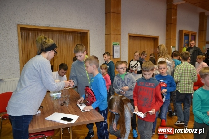 Zdjęcie w galerii na portalu naszraciborz.pl: Ciało stałe, ciecz czy gaz? Zajęcia na Krzyżanowickim Uniwersytecie Dziecięcym  wiadomości z regionu