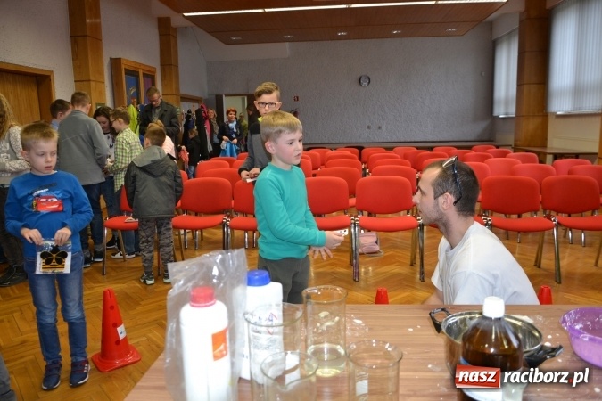 Zdjęcie w galerii na portalu naszraciborz.pl: Ciało stałe, ciecz czy gaz? Zajęcia na Krzyżanowickim Uniwersytecie Dziecięcym  wiadomości z regionu