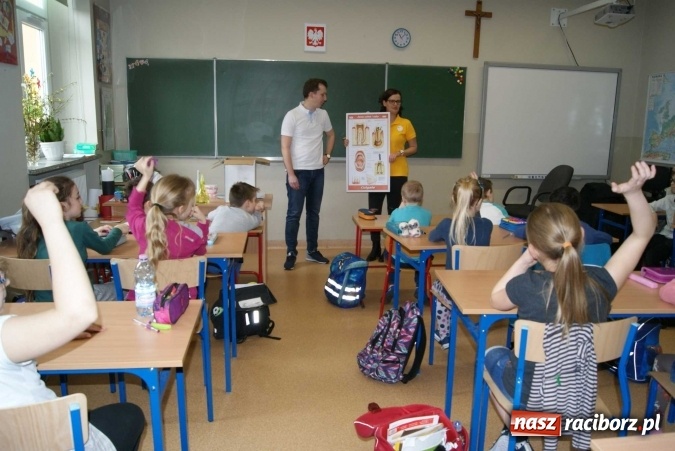 Zdjęcie w galerii na portalu naszraciborz.pl: Szczotka, pasta, kubek, ciepła woda, tak się zaczyna wielka przygoda wiadomości z regionu