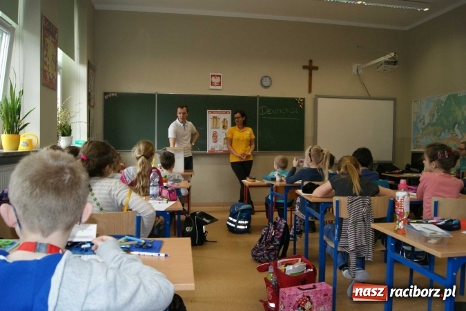 Zdjęcie w galerii na portalu naszraciborz.pl: Szczotka, pasta, kubek, ciepła woda, tak się zaczyna wielka przygoda wiadomości z regionu