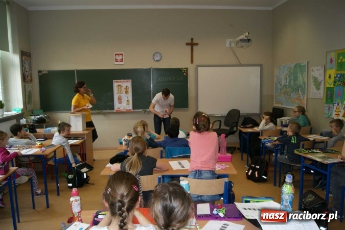 Zdjęcie w galerii na portalu naszraciborz.pl: Szczotka, pasta, kubek, ciepła woda, tak się zaczyna wielka przygoda wiadomości z regionu