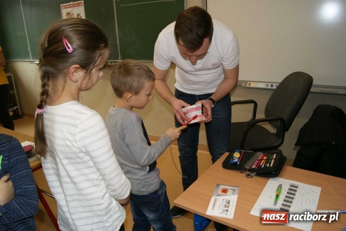 Zdjęcie w galerii na portalu naszraciborz.pl: Szczotka, pasta, kubek, ciepła woda, tak się zaczyna wielka przygoda wiadomości z regionu