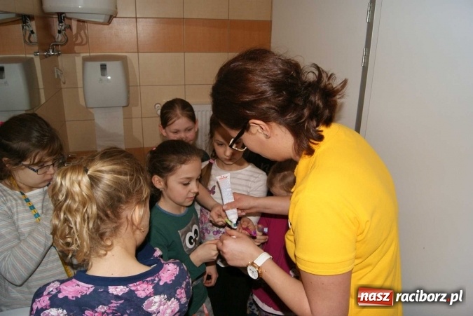 Zdjęcie w galerii na portalu naszraciborz.pl: Szczotka, pasta, kubek, ciepła woda, tak się zaczyna wielka przygoda wiadomości z regionu