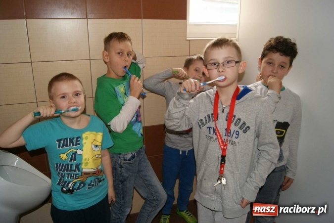 Zdjęcie w galerii na portalu naszraciborz.pl: Szczotka, pasta, kubek, ciepła woda, tak się zaczyna wielka przygoda wiadomości z regionu