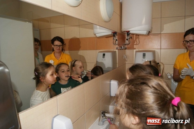 Zdjęcie w galerii na portalu naszraciborz.pl: Szczotka, pasta, kubek, ciepła woda, tak się zaczyna wielka przygoda wiadomości z regionu