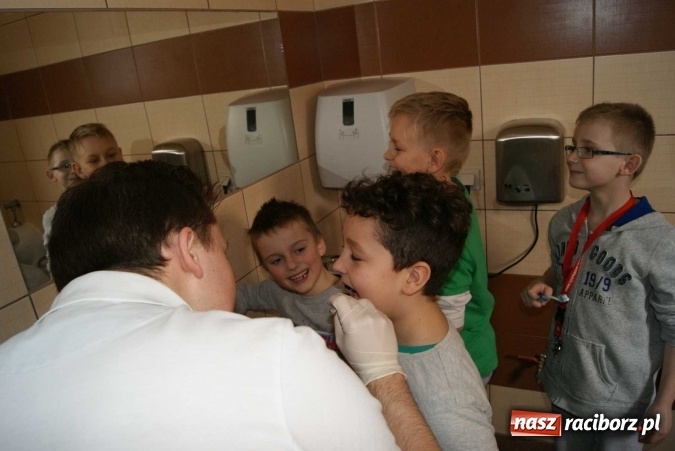 Zdjęcie w galerii na portalu naszraciborz.pl: Szczotka, pasta, kubek, ciepła woda, tak się zaczyna wielka przygoda wiadomości z regionu