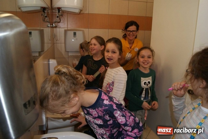 Zdjęcie w galerii na portalu naszraciborz.pl: Szczotka, pasta, kubek, ciepła woda, tak się zaczyna wielka przygoda wiadomości z regionu