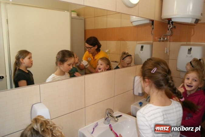 Zdjęcie w galerii na portalu naszraciborz.pl: Szczotka, pasta, kubek, ciepła woda, tak się zaczyna wielka przygoda wiadomości z regionu