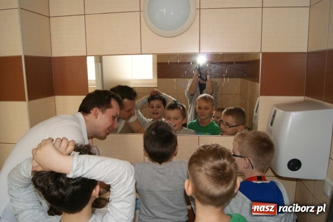 Zdjęcie w galerii na portalu naszraciborz.pl: Szczotka, pasta, kubek, ciepła woda, tak się zaczyna wielka przygoda wiadomości z regionu