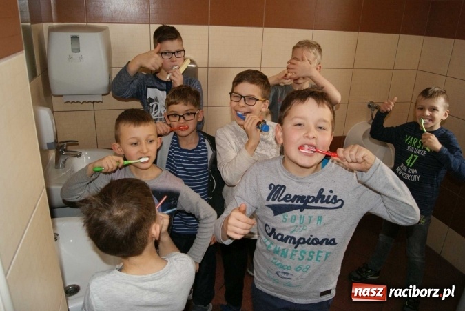 Zdjęcie w galerii na portalu naszraciborz.pl: Szczotka, pasta, kubek, ciepła woda, tak się zaczyna wielka przygoda wiadomości z regionu