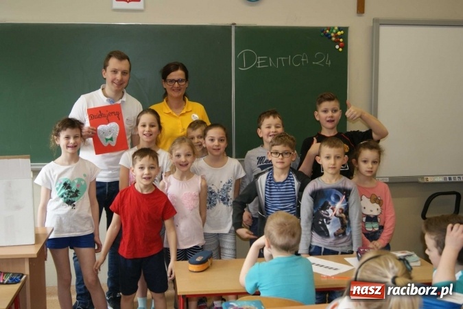 Zdjęcie w galerii na portalu naszraciborz.pl: Szczotka, pasta, kubek, ciepła woda, tak się zaczyna wielka przygoda wiadomości z regionu