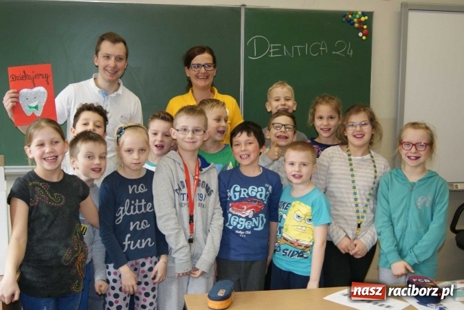 Zdjęcie w galerii na portalu naszraciborz.pl: Szczotka, pasta, kubek, ciepła woda, tak się zaczyna wielka przygoda wiadomości z regionu