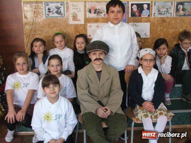 Zdjęcie w galerii na portalu naszraciborz.pl: Trzynastka pamięta o babciach i dziadkach wiadomości z regionu